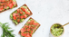 Tostada con aguacate y salmón ahumado
