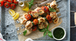 Brochetas de pollo estilo caprese