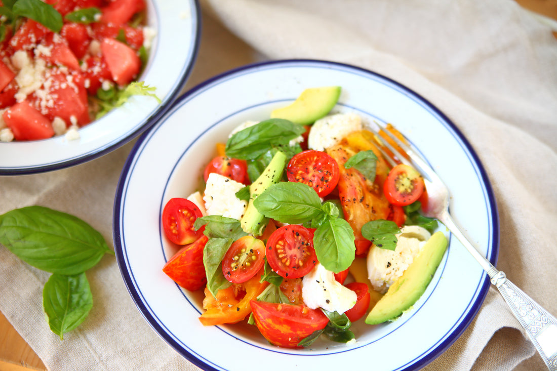 Ensalada caprese con trozos de aguacate