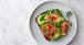 Tostada con salmón ahumado y aguacate