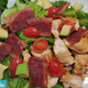 Ensalada de pollo estilo “BLT” (bacon, lettuce, tomatoes)