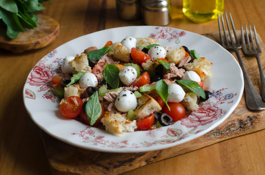 Ensalada caprese de atún, eneldo y espinacas