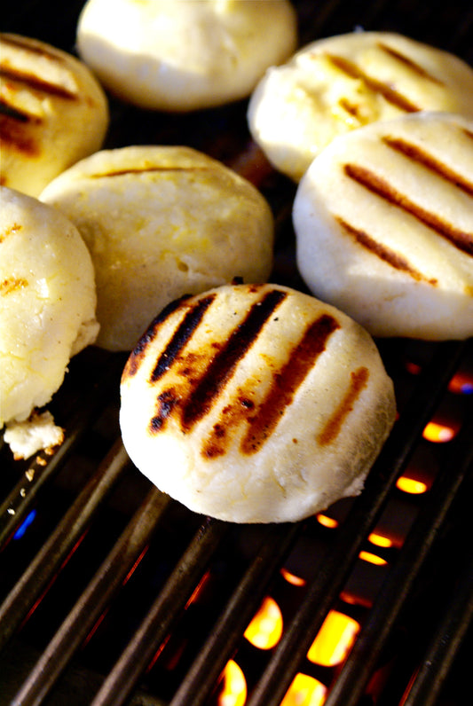 Arepas de coliflor con queso y chía