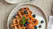 Waffles veraniegos con durazno y crema