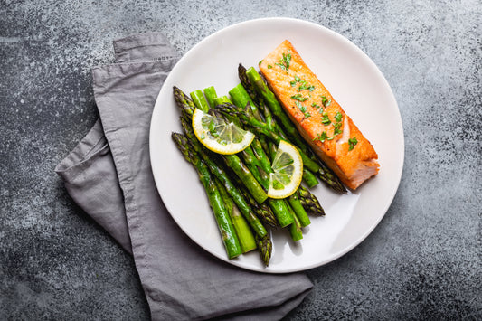 Salmón con espárragos y aguacate