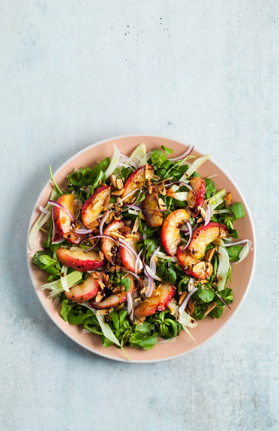 Ensalada de rúcula con durazno y queso feta