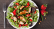 Ensalada de pollo con fresas, nueces y espinacas