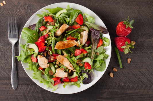 Ensalada de pollo con fresas, nueces y espinacas