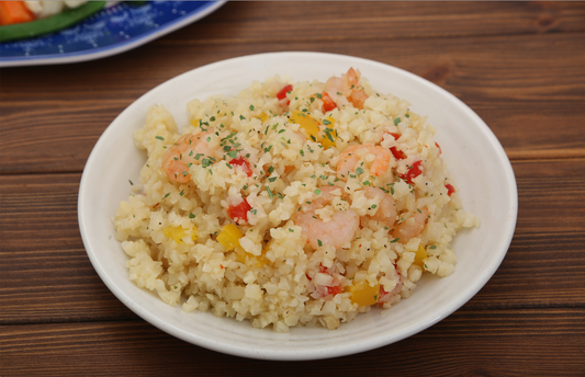 Camarones salteados sobre arroz de coliflor