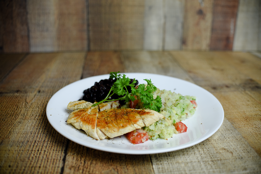 Pollo y frijoles negros con arroz de coliflor