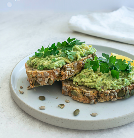 Tostada con guacamole, pepino y cilantro