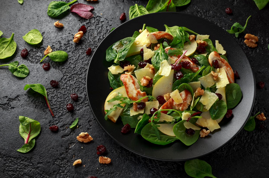 Pollo a la parrilla y ensalada con peras y nueces