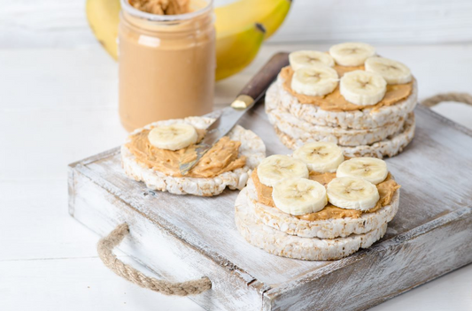 Galleta de arroz con banana y maní