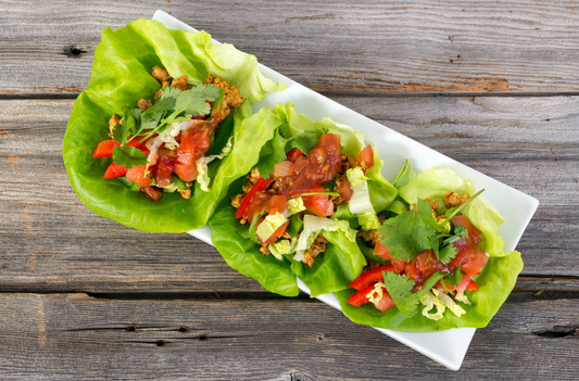 Tacos de carne de res en hojas de lechuga