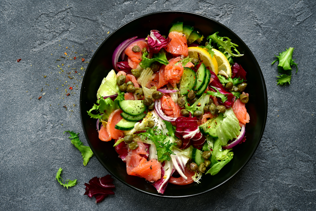 Ensalada de aguacate con salmón salvaje