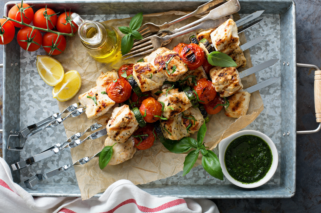 Brochetas de pollo estilo caprese