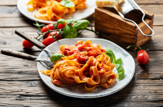 Fettuccini de pollo y tomate