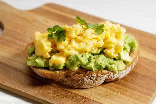 Tostada con revoltillo, jamón y aguacate