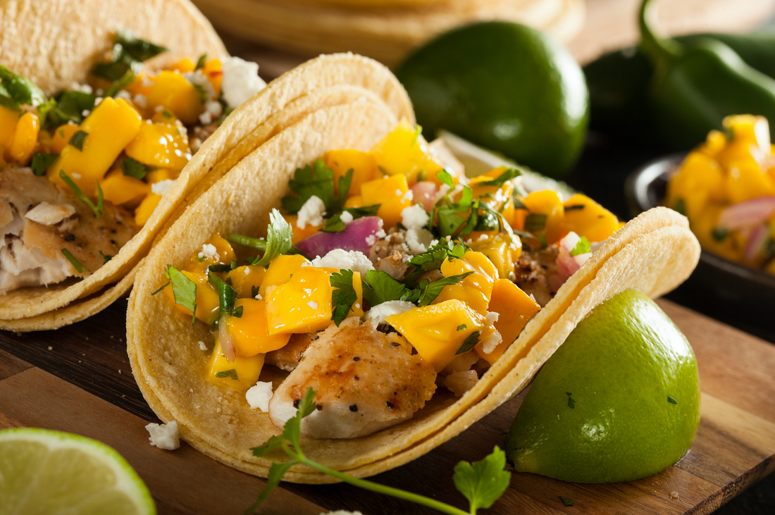 Tacos de pollo con pico de gallo y mango