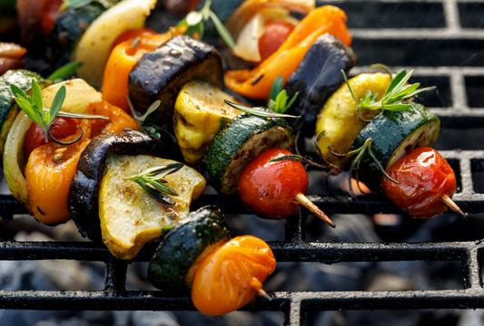 Brochetas de verduras y hummus