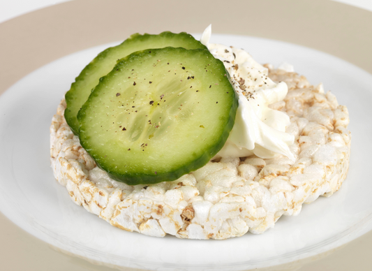 Galleta de arroz con pepino