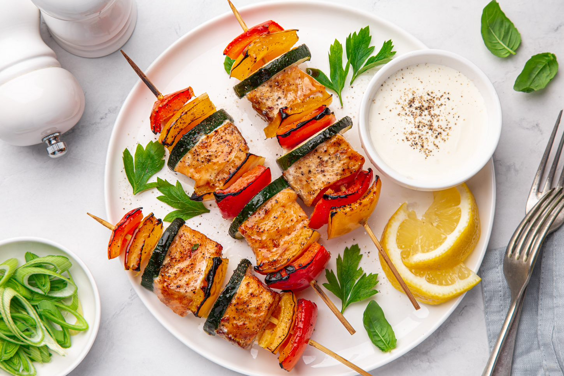 Brochetas de salmón con calabacín amarillo