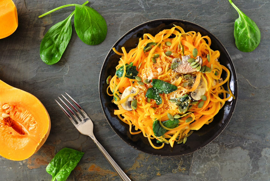 Salmón glaseado con espagueti de calabaza