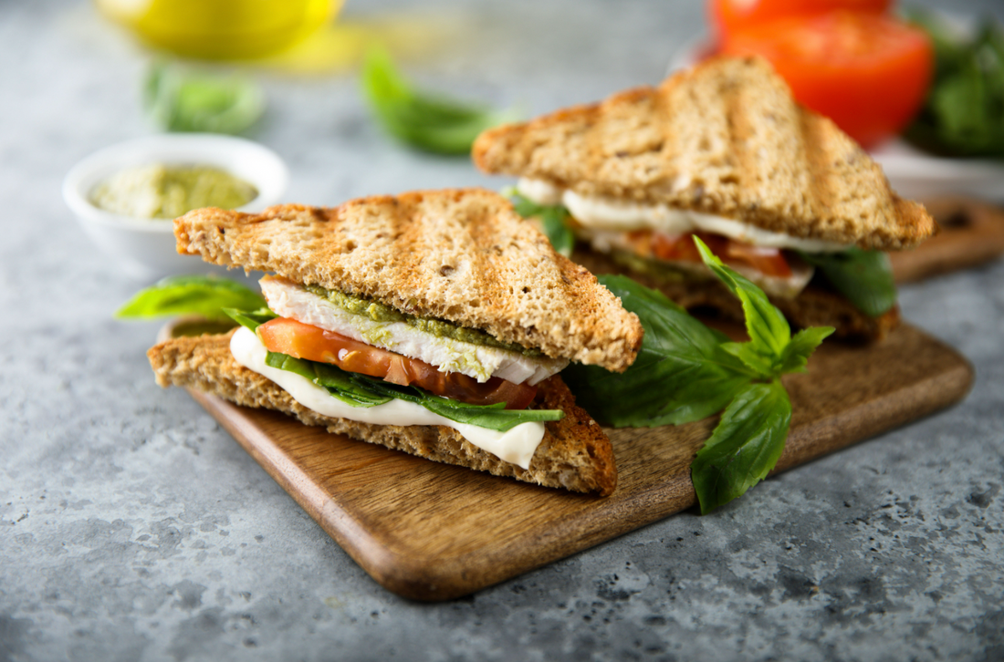 Sándwich de pollo y brotes de alfalfa