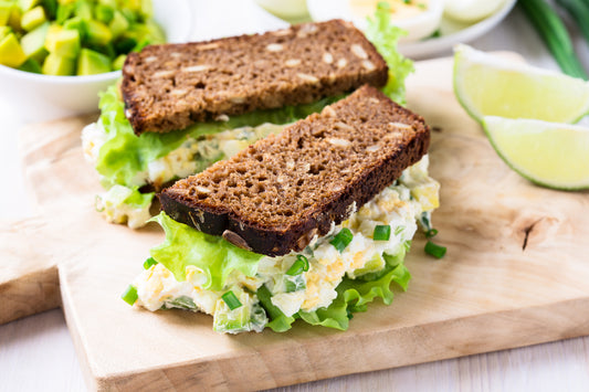 Bocadillos con crema de huevo y aguacate