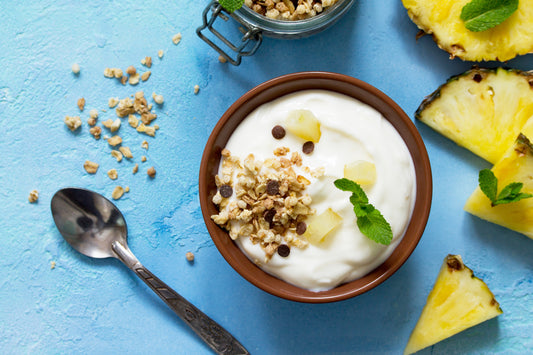 Yogur y piña con un toque crocante