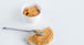 Galleta de arroz con mantequilla de almendras y piña