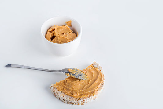 Galleta de arroz con mantequilla de almendras y piña