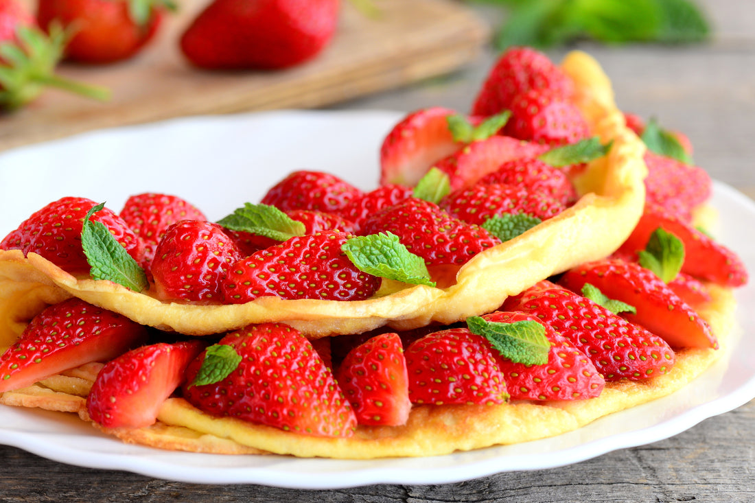 Nube de claras de huevo con fresas y arándanos