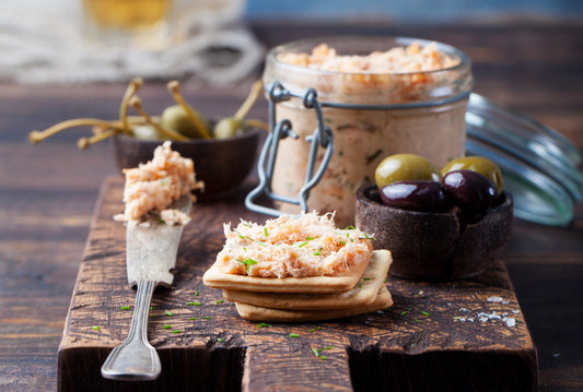 Dip de atún con chips de pita integral