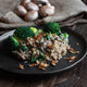 Salteado de ternera con arroz salvaje, nueces y brócoli