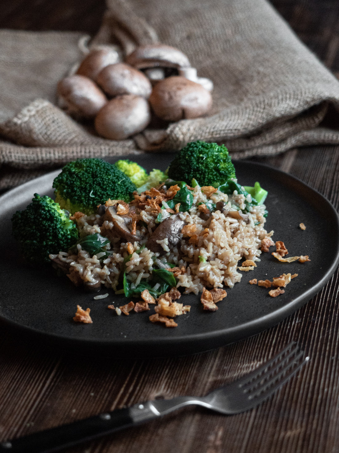 Salteado de ternera con arroz salvaje, nueces y brócoli