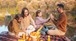 Familia latina saludable disfrutando del otoño al aire libre con un sistema inmune fortalecido