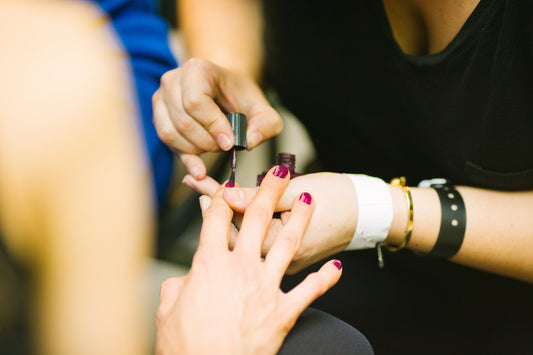 ¿La luz ultravioleta de la manicura en gel afecta tu piel?