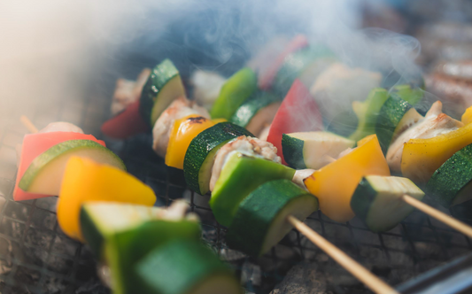 Brochetas de salmón y verduras