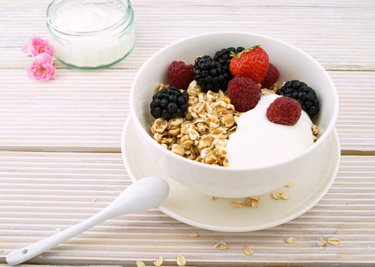 Yogur con granola y bayas  