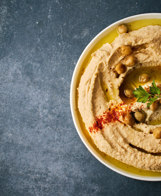 Rodajas de pepino y hummus