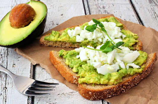 Tostada con revoltillo y aguacate